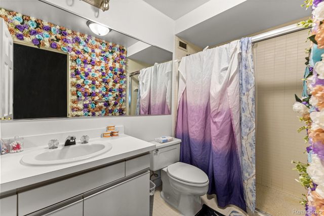 5000 Town Center, Southfield, MI 48075