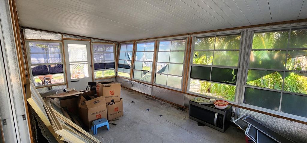 Image 4 of property listing at 18675 US HIGHWAY 19 N 134, Clearwater, FL 33764