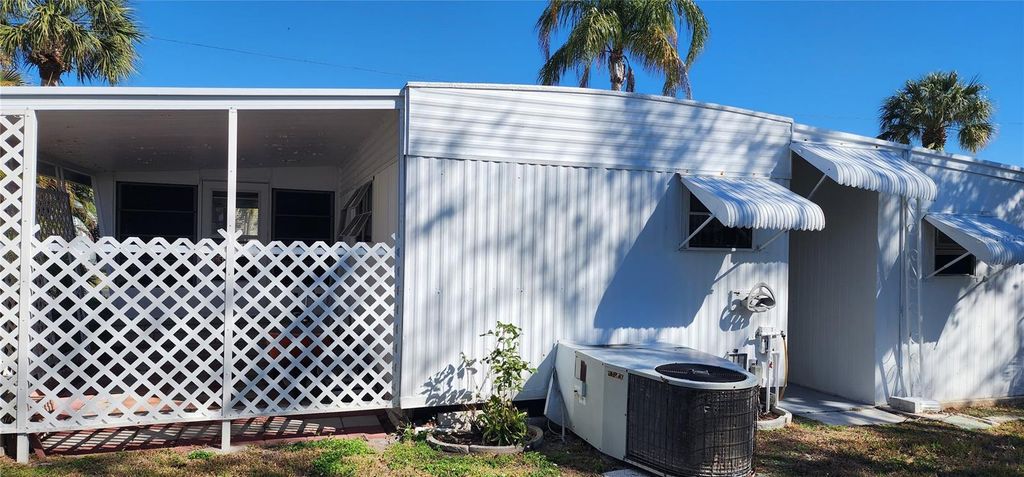 Image 7 of property listing at 18675 US HIGHWAY 19 N 134, Clearwater, FL 33764