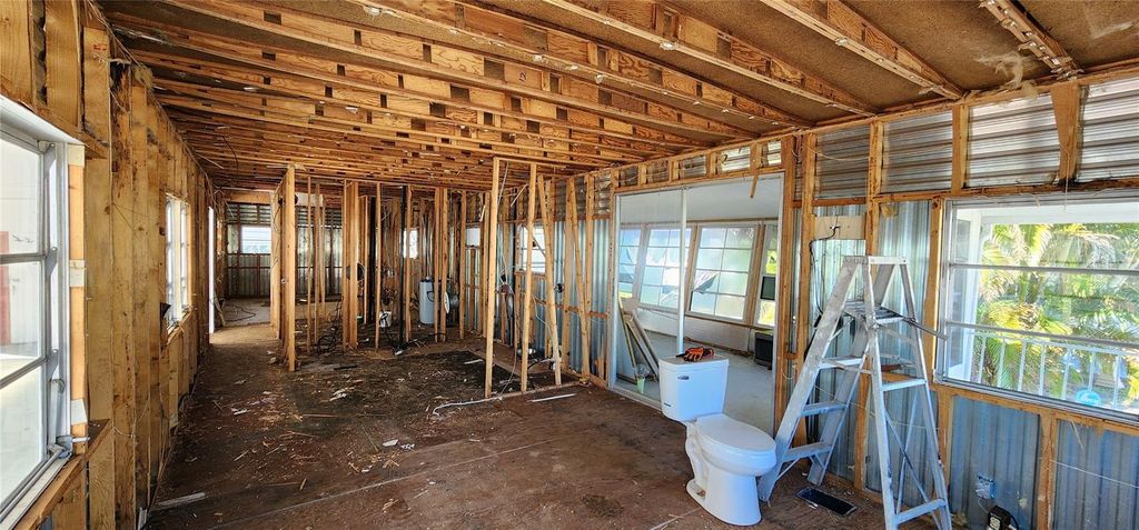 Image 9 of property listing at 18675 US HIGHWAY 19 N 134, Clearwater, FL 33764