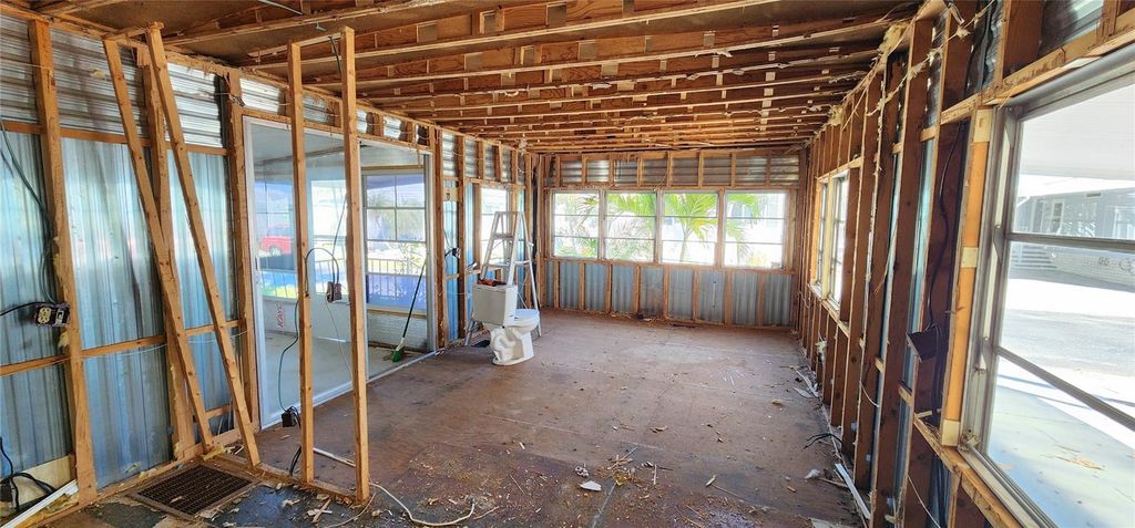 Image 10 of property listing at 18675 US HIGHWAY 19 N 134, Clearwater, FL 33764