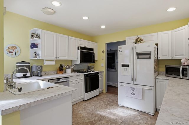 4 Joyces Way, Bay Shore, NY 11706