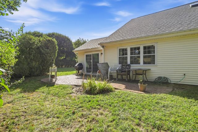 4 Joyces Way, Bay Shore, NY 11706