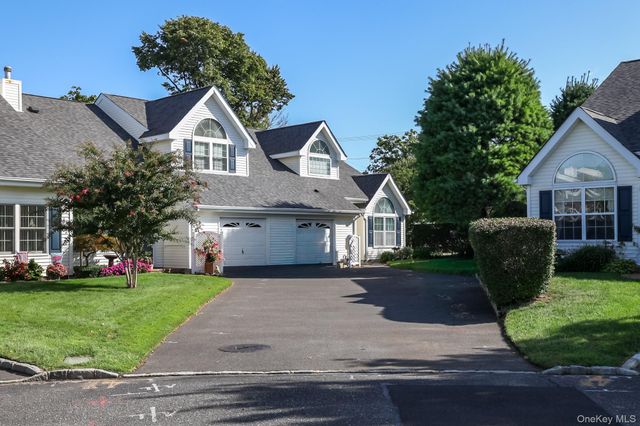 4 Joyces Way, Bay Shore, NY 11706