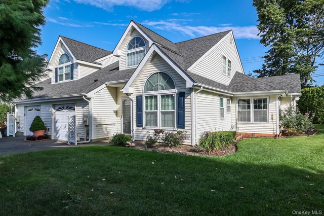 4 Joyces Way, Bay Shore, NY 11706
