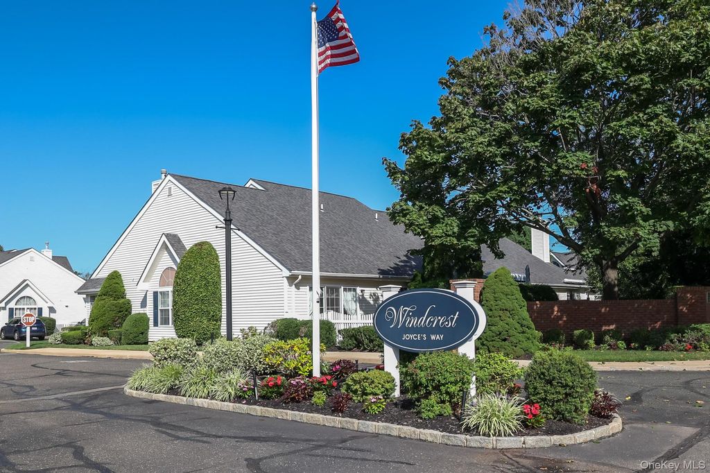 4 Joyces Way, Bay Shore, NY 11706 — photo 2