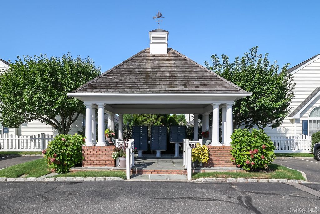4 Joyces Way, Bay Shore, NY 11706 — photo 3