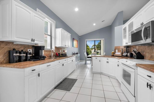 10393 Lexington Circle S, Boynton Beach, FL 33436