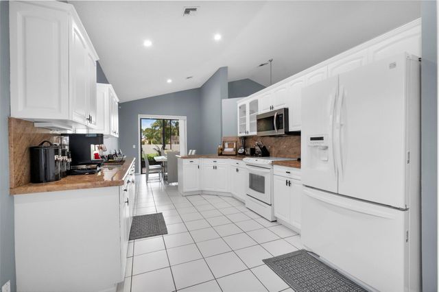 10393 Lexington Circle S, Boynton Beach, FL 33436