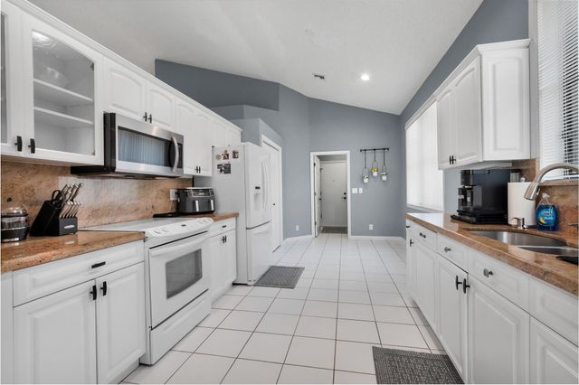 10393 Lexington Circle S, Boynton Beach, FL 33436