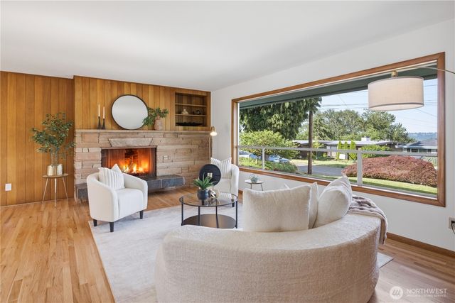 812 Alvord Avenue N, Kent, WA 98031