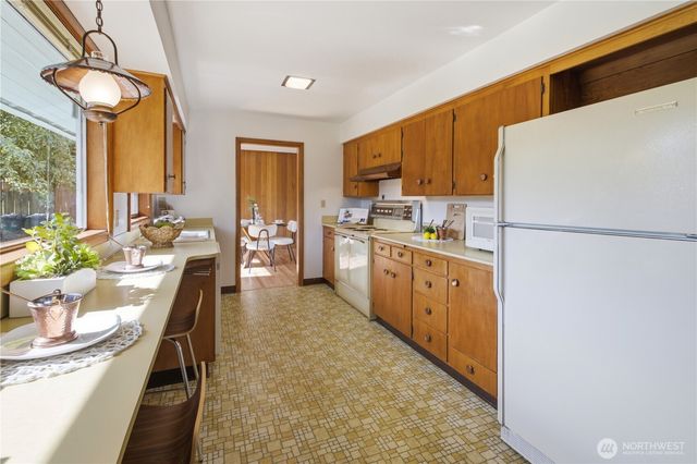 812 Alvord Avenue N, Kent, WA 98031