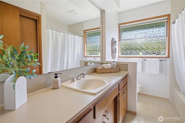 812 Alvord Avenue N, Kent, WA 98031