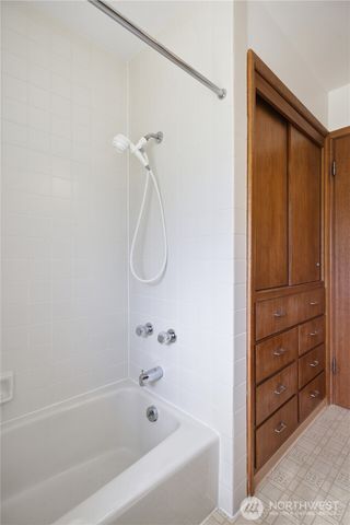 812 Alvord Avenue N, Kent, WA 98031