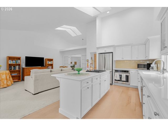 5524 Langford Ln, Lake Oswego, OR 97035