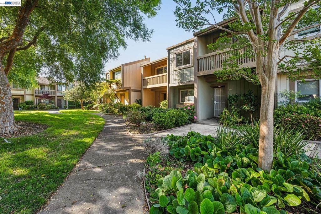Image 2 of property listing at 3227 Santa Cruz Ln, Alameda, CA 94502