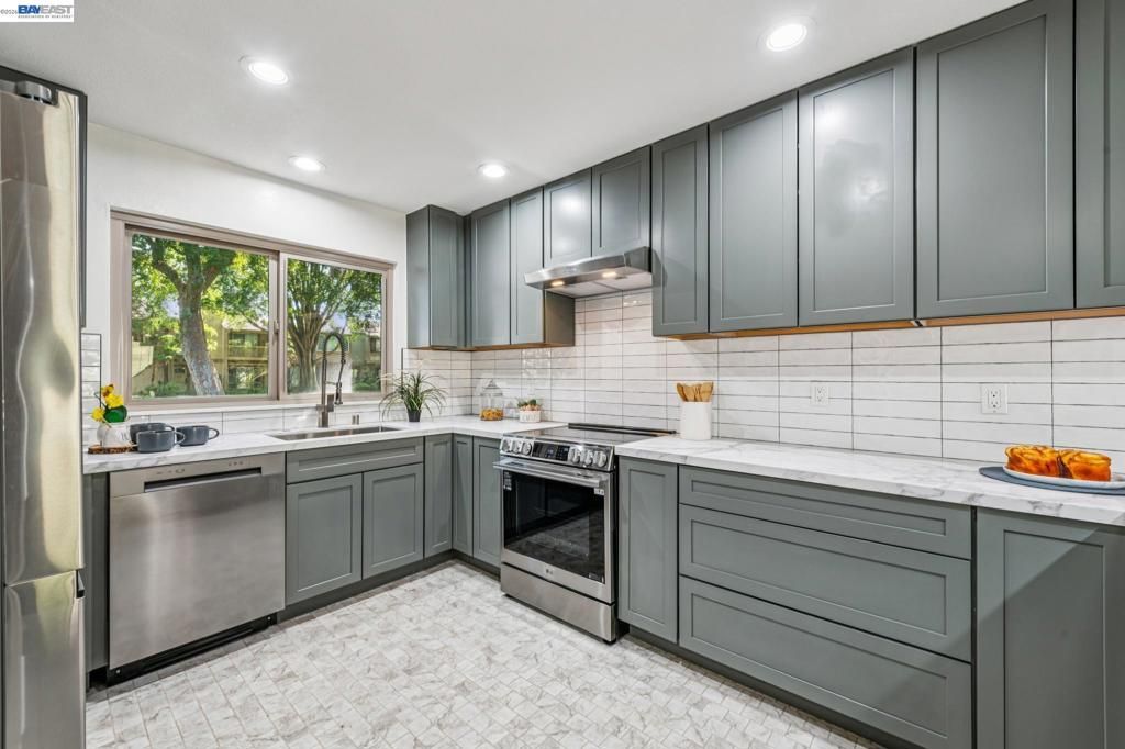 Image 3 of property listing at 3227 Santa Cruz Ln, Alameda, CA 94502