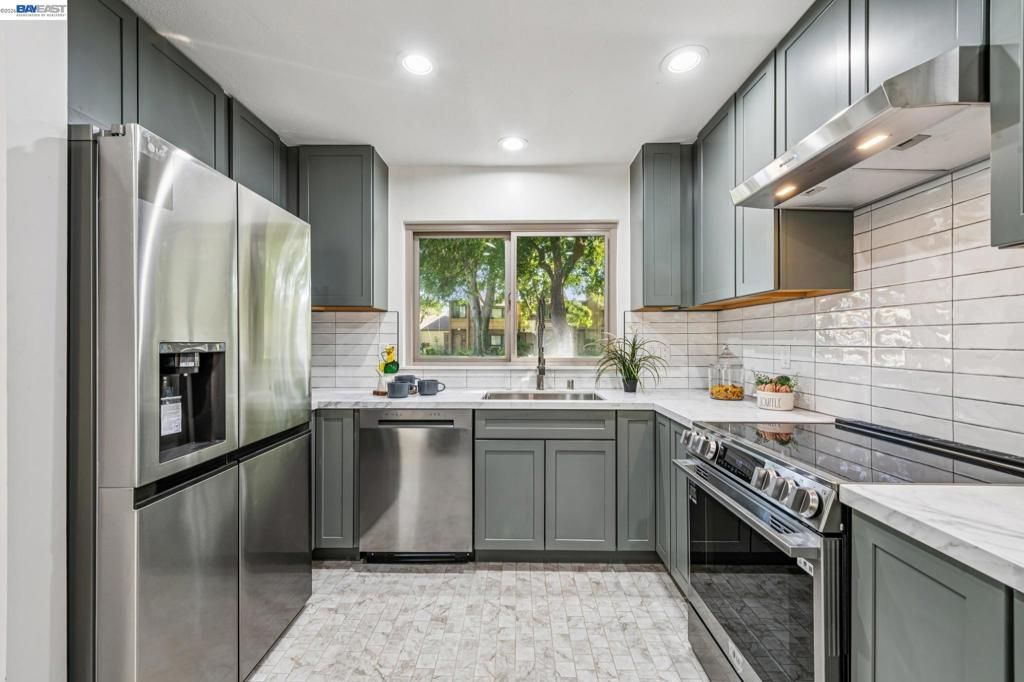 Image 5 of property listing at 3227 Santa Cruz Ln, Alameda, CA 94502