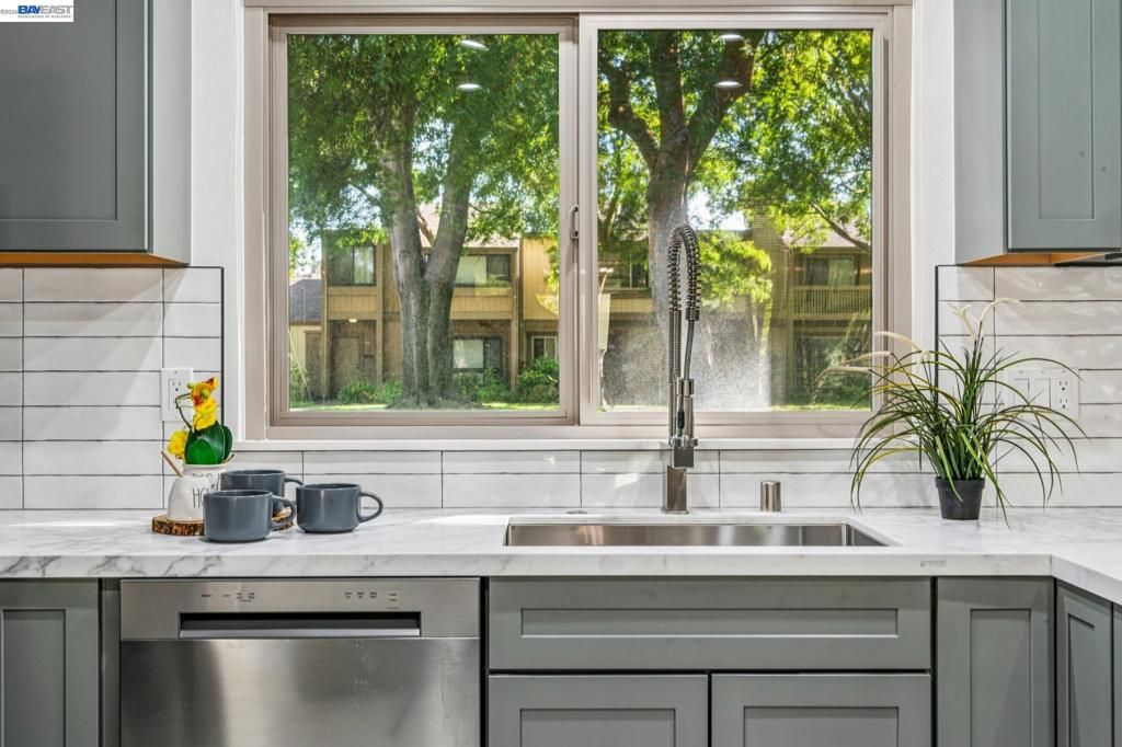 Image 7 of property listing at 3227 Santa Cruz Ln, Alameda, CA 94502