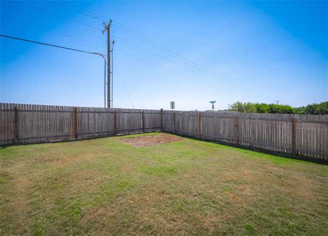 417 Ravens Crest DR, Hutto, TX 78634