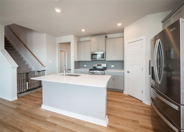 417 Ravens Crest DR, Hutto, TX 78634