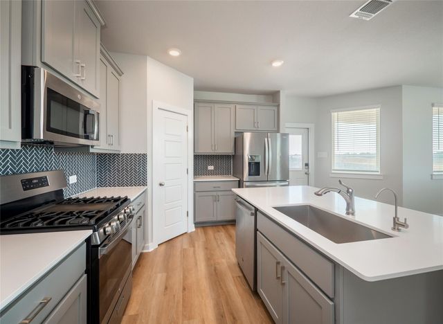 417 Ravens Crest DR, Hutto, TX 78634