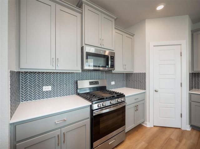 417 Ravens Crest DR, Hutto, TX 78634