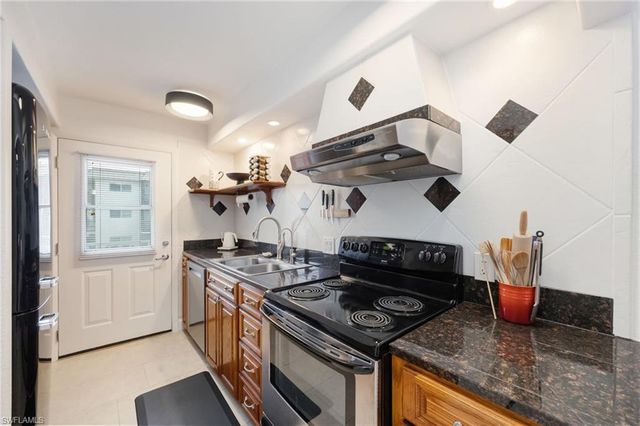 72 7th ST S 206, Naples, FL 34102