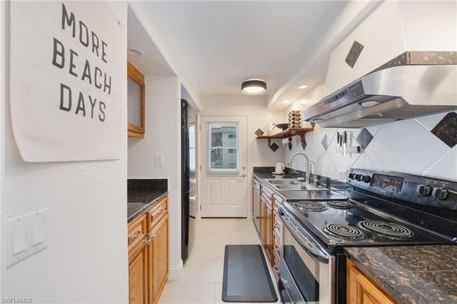 72 7th ST S 206, Naples, FL 34102