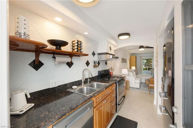 72 7th ST S 206, Naples, FL 34102