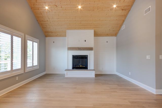 120 Golden Eagle Dr, Dover, TN 37058