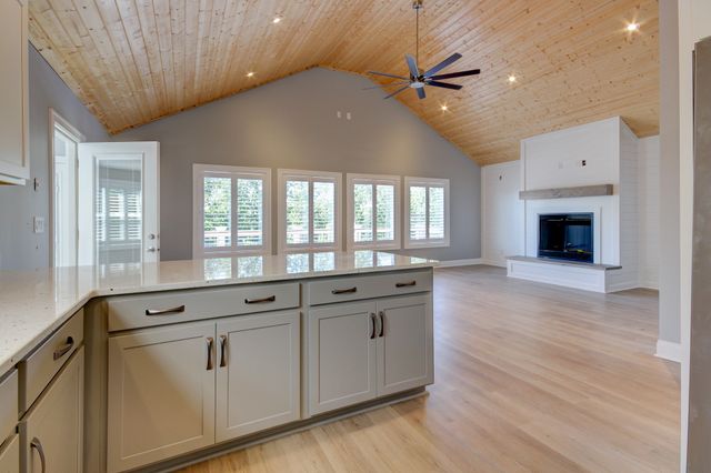 120 Golden Eagle Dr, Dover, TN 37058