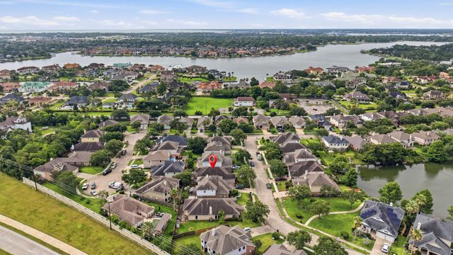 1631 Crescent Shores Lane, Pasadena, TX 77586