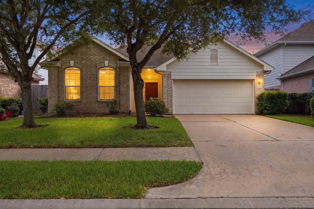1631 Crescent Shores Lane, Pasadena, TX 77586