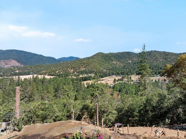 1050 Wards Creek Road, Rogue River, OR 97537