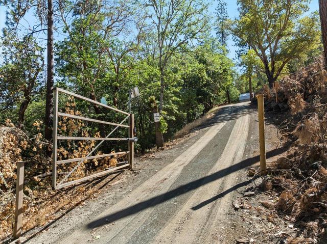 1050 Wards Creek Road, Rogue River, OR 97537