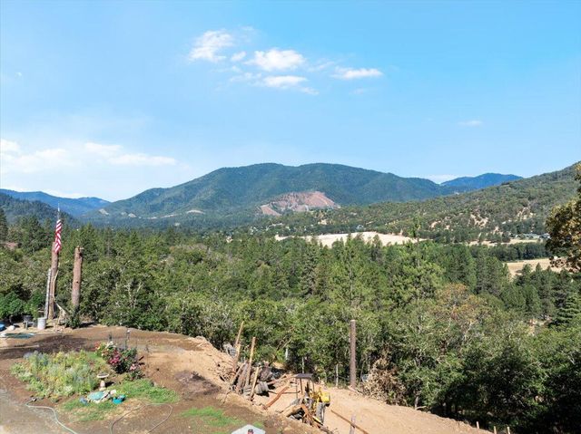 1050 Wards Creek Road, Rogue River, OR 97537