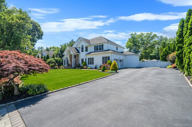10 Park View Lane, Lake Grove, NY 11755