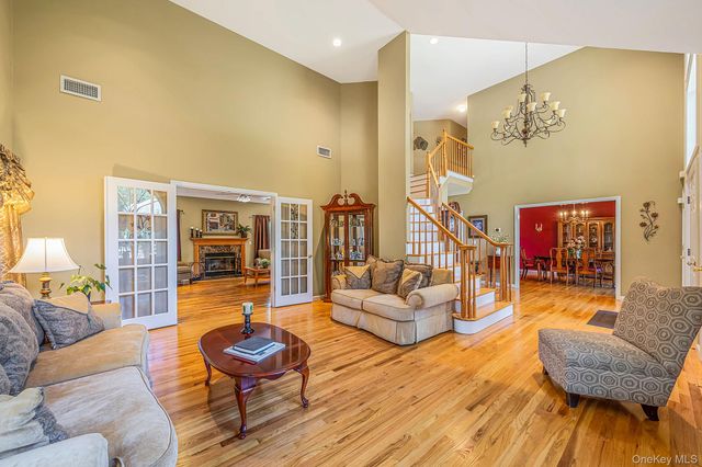 10 Park View Lane, Lake Grove, NY 11755