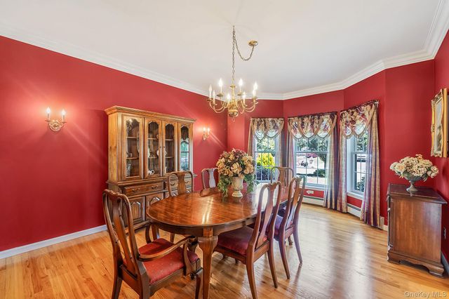 10 Park View Lane, Lake Grove, NY 11755