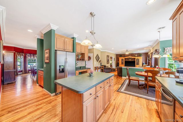 10 Park View Lane, Lake Grove, NY 11755