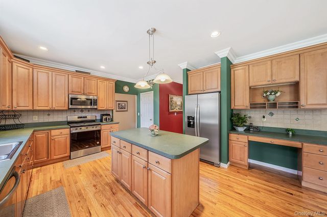 10 Park View Lane, Lake Grove, NY 11755