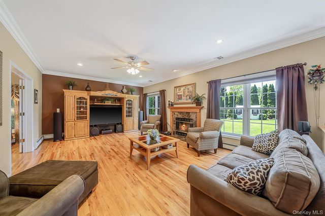 10 Park View Lane, Lake Grove, NY 11755