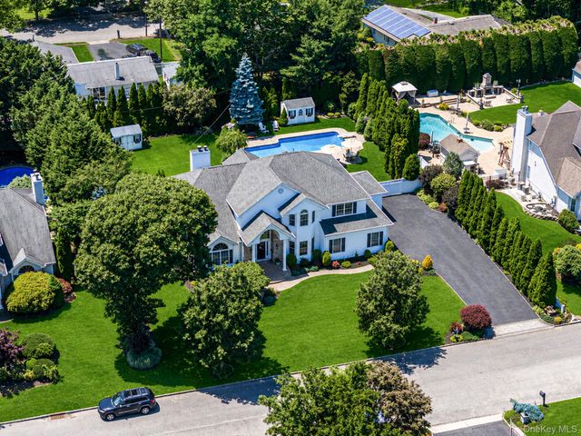 10 Park View Lane, Lake Grove, NY 11755
