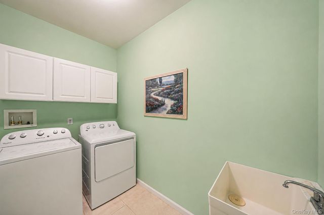 10 Park View Lane, Lake Grove, NY 11755