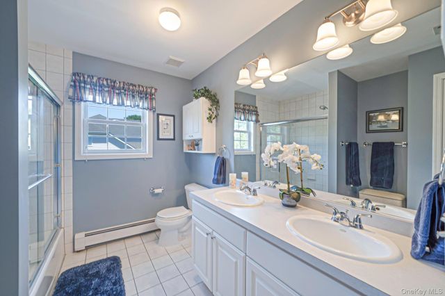 10 Park View Lane, Lake Grove, NY 11755