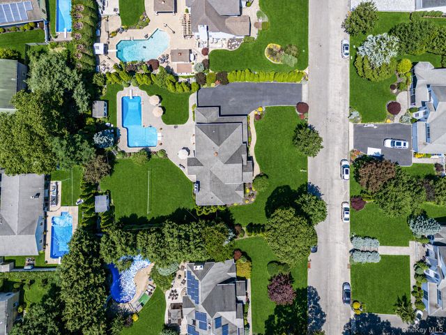 10 Park View Lane, Lake Grove, NY 11755