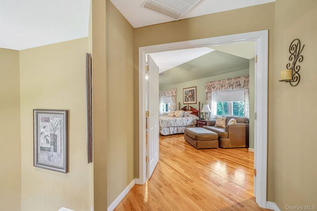 10 Park View Lane, Lake Grove, NY 11755