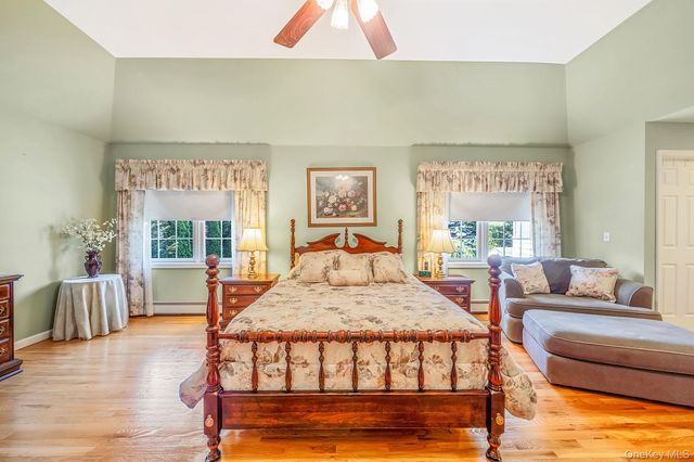 10 Park View Lane, Lake Grove, NY 11755
