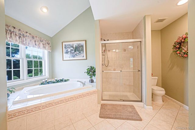 10 Park View Lane, Lake Grove, NY 11755